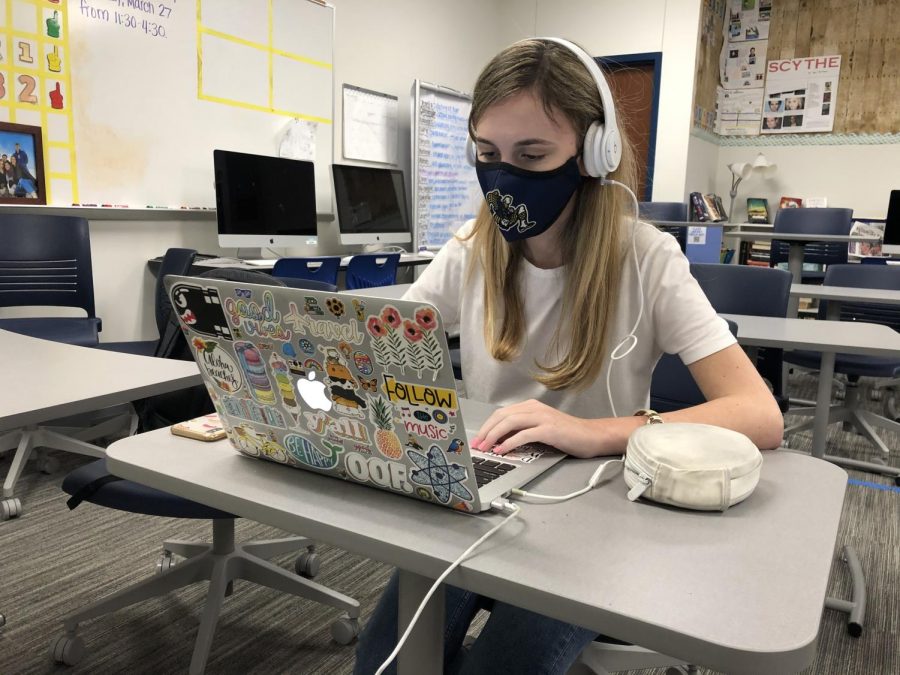 During a break in class, freshman Elle Polychronis listens to a podcast. Actors and comedians Jason Bateman, Sean Hayes and Will Arnett released a podcast named SmartLess.