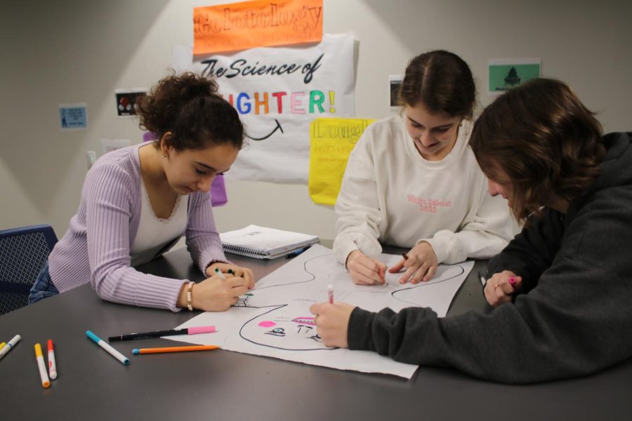Freshmen Suri Sakhai, Olivia Bond and Lila Biffle collaborate on a project in biology class. After online learning ended, collaborative learning returned to normal. Group projects are fun, and I am happy to be together with friends in person instead of in breakout rooms, Sakhai said. 
