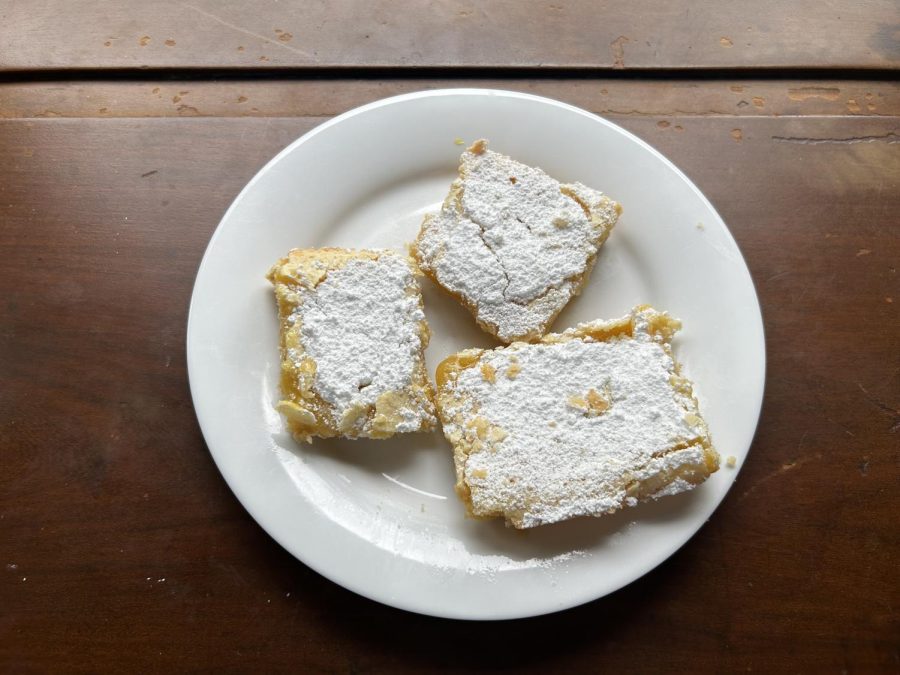 The+lemon+squares+once+theyve+been+dusted+with+powdered+sugar+and+are+ready+to+be+served.+These+desserts+are+delicious+and+simple+to+make.+