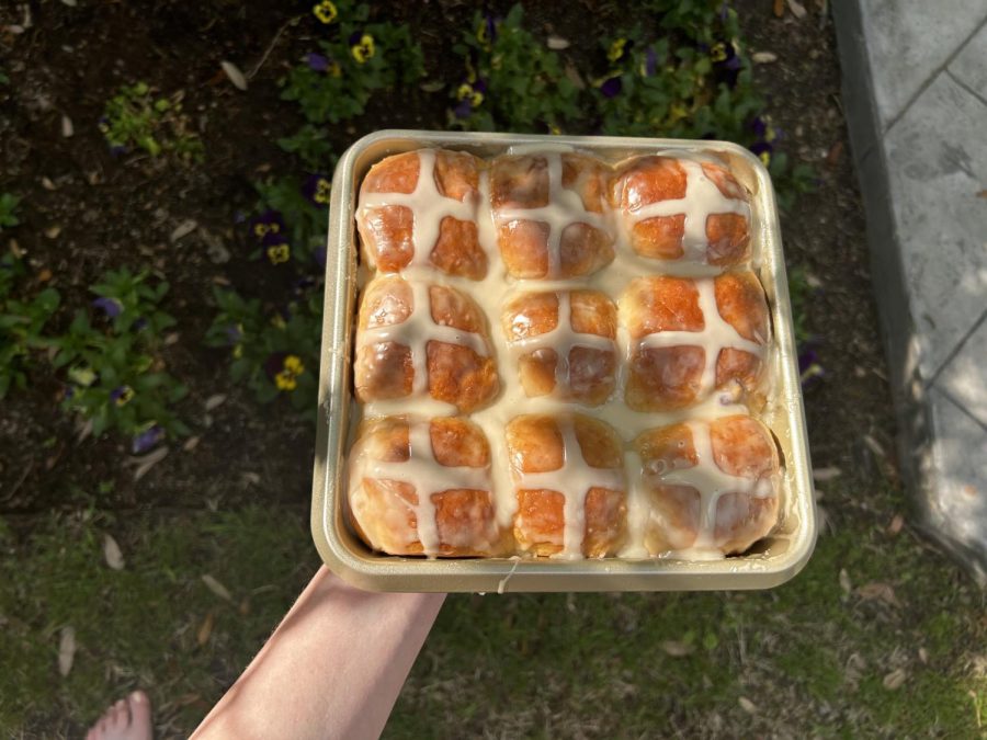 The+hot+cross+buns+when+theyve+been+baked+to+a+golden+color+and+topped+with+a+glaze.+The+buns+are+traditionally+made+for+Easter%2C+but+can+be+eaten+at+any+time.+